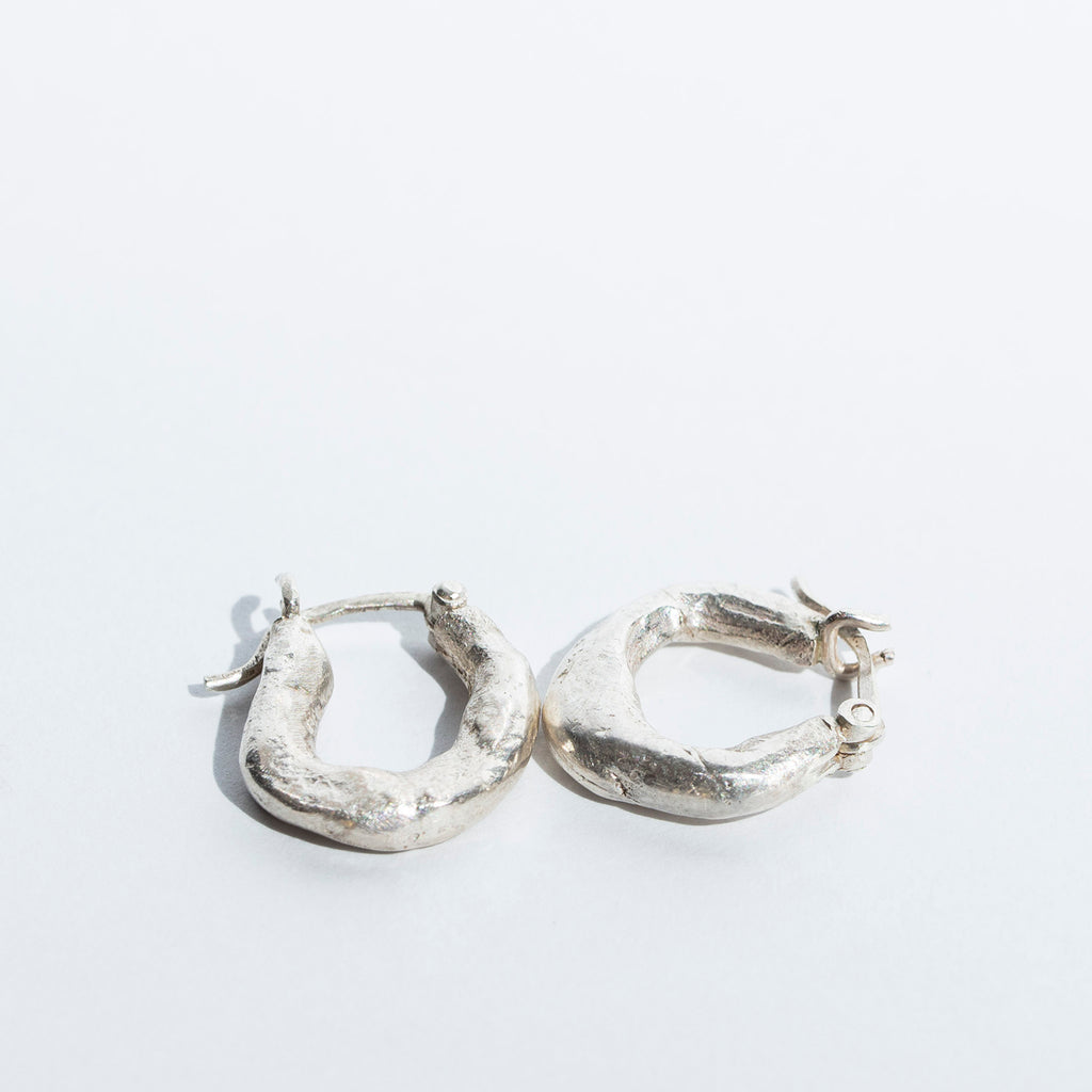 KIRA EDWARDS is a contemporary jeweller, utilising traditional techniques to make organic sculptural pieces. Her work is an ode to the making process, embracing the imperfections and beauty that arise along the way. Exploring texture, sculpture and mixed metals, her work aims to capture a natural ease.