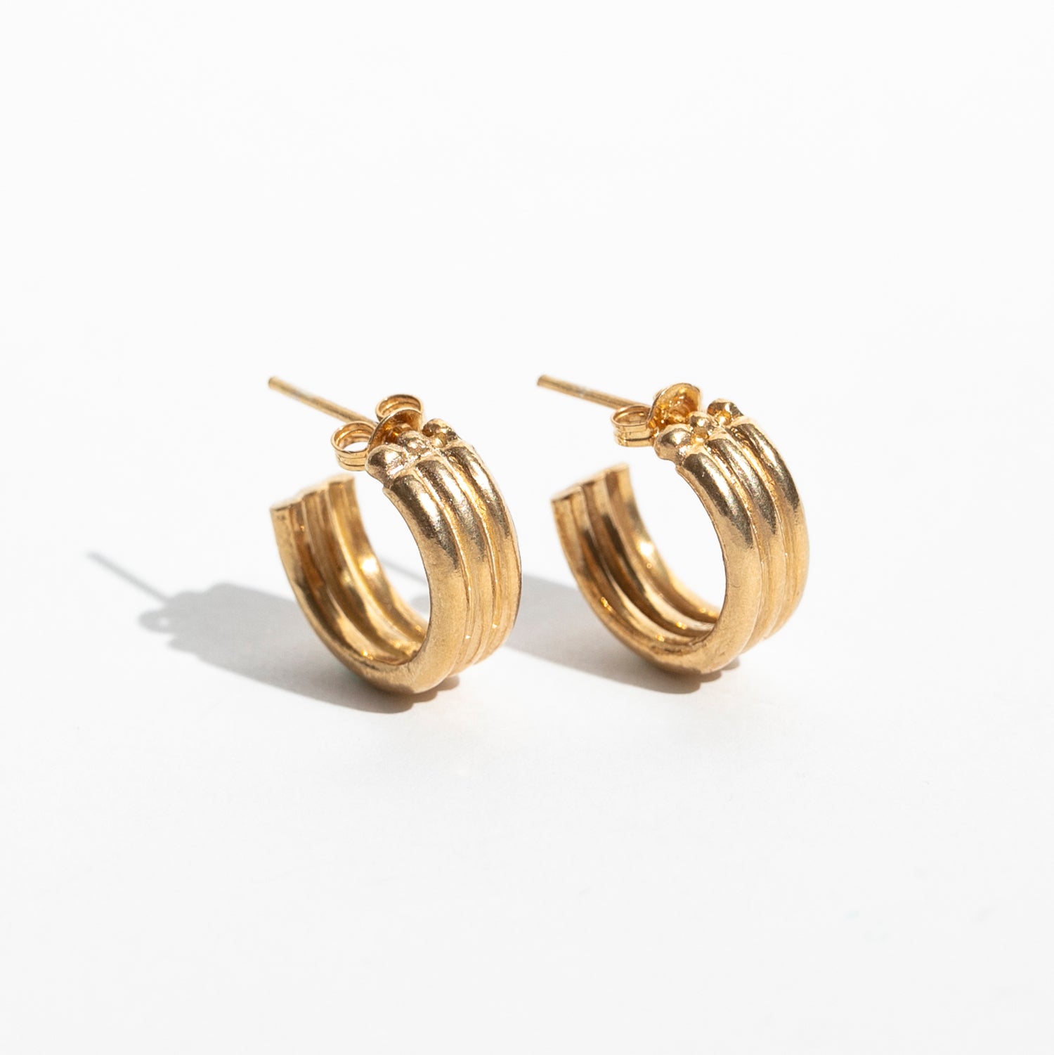 KIRA EDWARDS is a contemporary jeweller, utilising traditional techniques to make organic sculptural pieces. Her work is an ode to the making process, embracing the imperfections and beauty that arise along the way. Exploring texture, sculpture and mixed metals, her work aims to capture a natural ease.