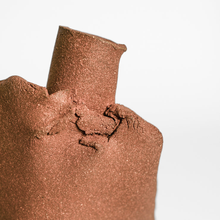 ANNA GLEESON is an Australian artist now based in New-York. Anna creates contemporary ceramic sculptures using traditional hand-building techniques which she manipulates in order to distort the expected aesthetic of a vessel, creating playful and intriguing sculptures. 