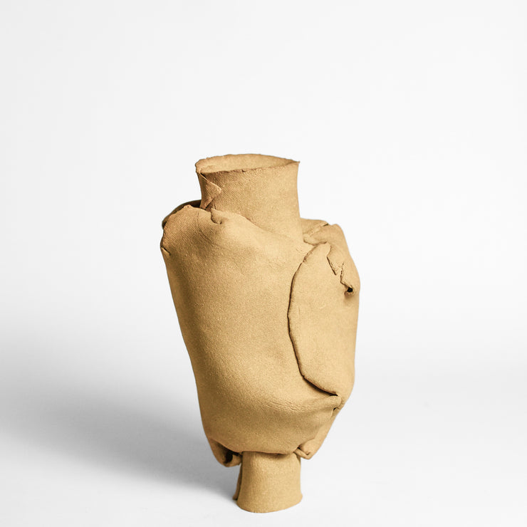 ANNA GLEESON is an Australian artist now based in New-York. Anna creates contemporary ceramic sculptures using traditional hand-building techniques which she manipulates in order to distort the expected aesthetic of a vessel, creating playful and intriguing sculptures. 
