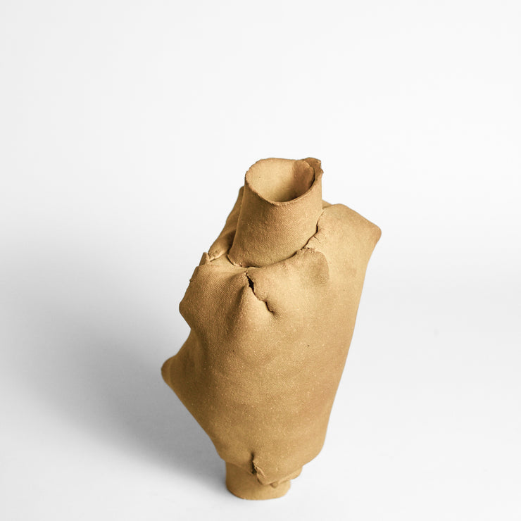 ANNA GLEESON is an Australian artist now based in New-York. Anna creates contemporary ceramic sculptures using traditional hand-building techniques which she manipulates in order to distort the expected aesthetic of a vessel, creating playful and intriguing sculptures. 
