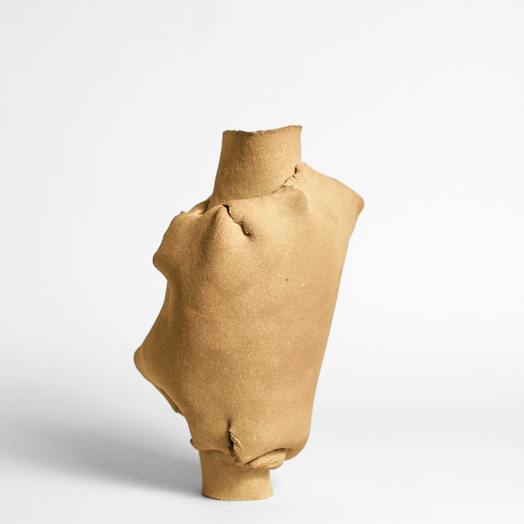ANNA GLEESON is an Australian artist now based in New-York. Anna creates contemporary ceramic sculptures using traditional hand-building techniques which she manipulates in order to distort the expected aesthetic of a vessel, creating playful and intriguing sculptures. 