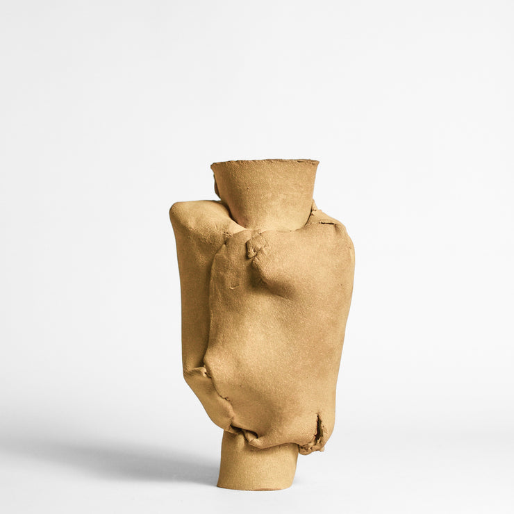 ANNA GLEESON is an Australian artist now based in New-York. Anna creates contemporary ceramic sculptures using traditional hand-building techniques which she manipulates in order to distort the expected aesthetic of a vessel, creating playful and intriguing sculptures. 