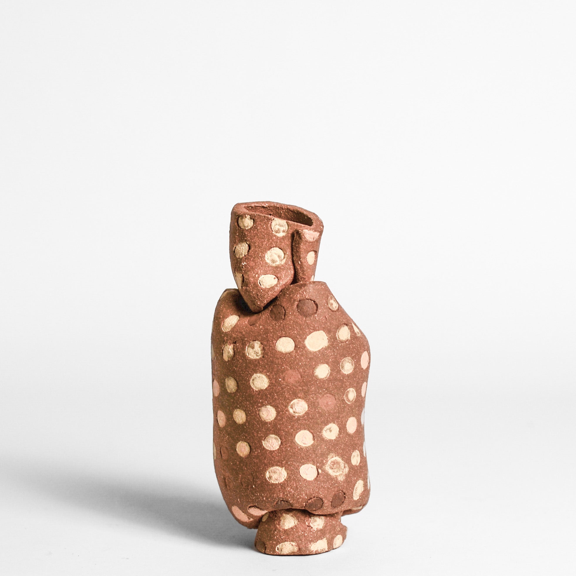 ANNA GLEESON is an Australian artist now based in New-York. Anna creates contemporary ceramic sculptures using traditional hand-building techniques which she manipulates in order to distort the expected aesthetic of a vessel, creating playful and intriguing sculptures. 