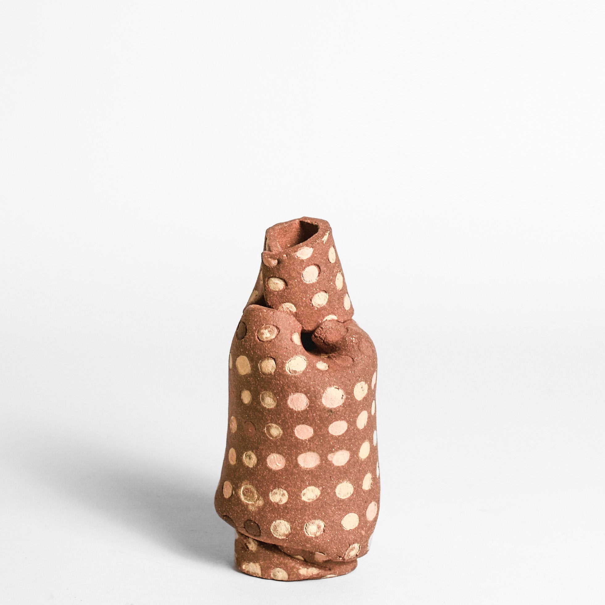 ANNA GLEESON is an Australian artist now based in New-York. Anna creates contemporary ceramic sculptures using traditional hand-building techniques which she manipulates in order to distort the expected aesthetic of a vessel, creating playful and intriguing sculptures. 