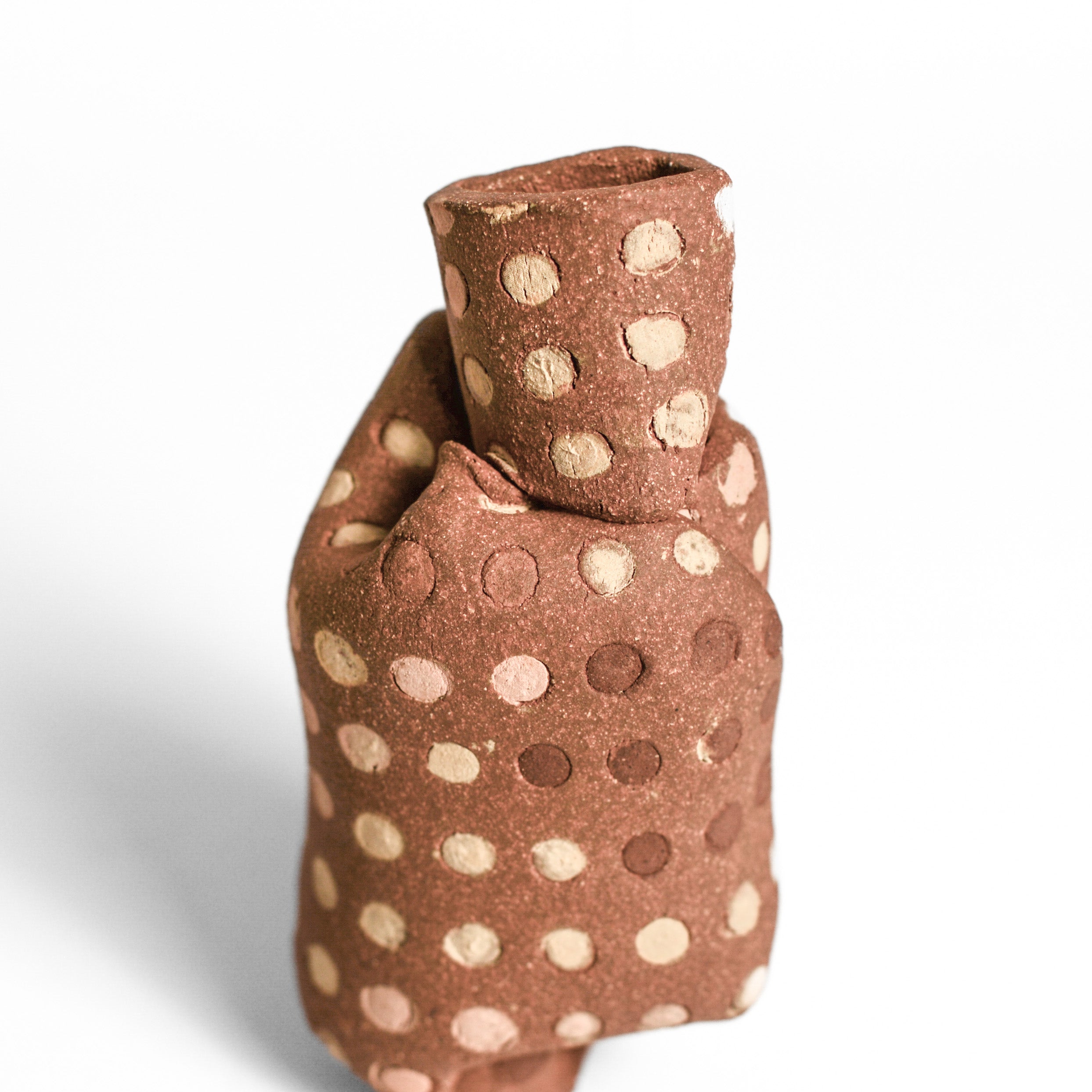 ANNA GLEESON is an Australian artist now based in New-York. Anna creates contemporary ceramic sculptures using traditional hand-building techniques which she manipulates in order to distort the expected aesthetic of a vessel, creating playful and intriguing sculptures. 