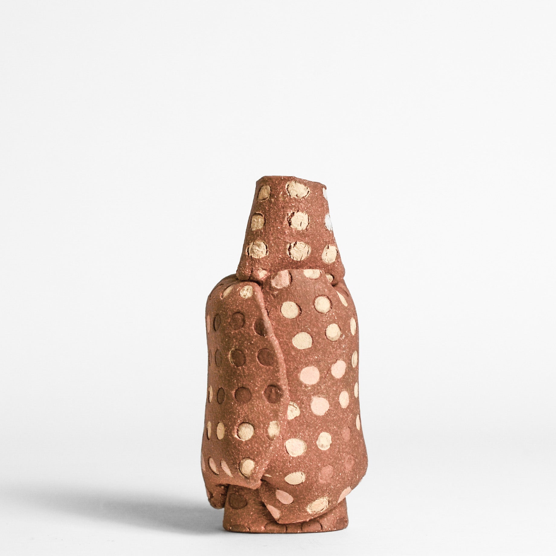 ANNA GLEESON is an Australian artist now based in New-York. Anna creates contemporary ceramic sculptures using traditional hand-building techniques which she manipulates in order to distort the expected aesthetic of a vessel, creating playful and intriguing sculptures. 