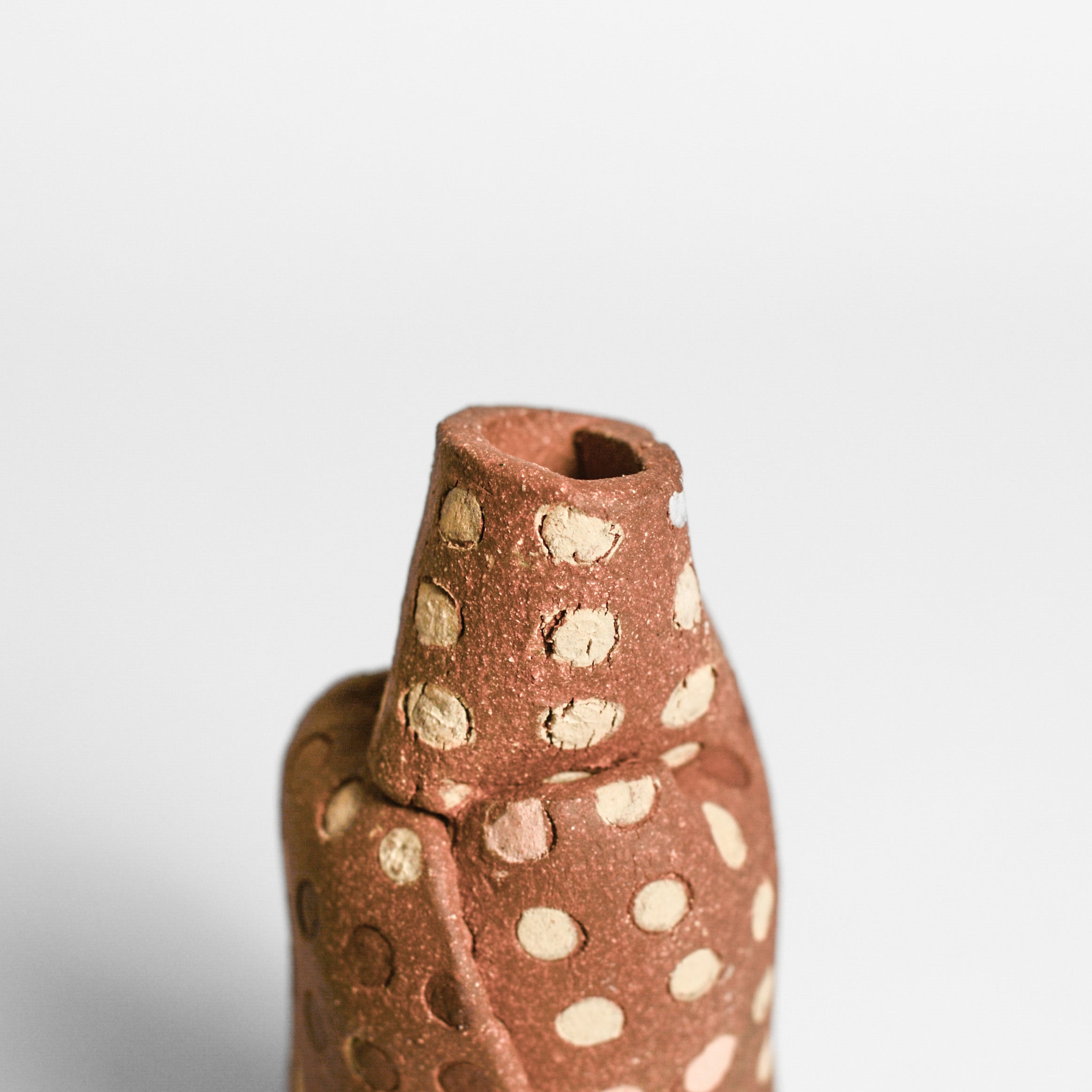 ANNA GLEESON is an Australian artist now based in New-York. Anna creates contemporary ceramic sculptures using traditional hand-building techniques which she manipulates in order to distort the expected aesthetic of a vessel, creating playful and intriguing sculptures. 