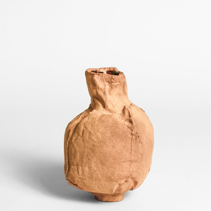 ANNA GLEESON is an Australian artist now based in New-York. Anna creates contemporary ceramic sculptures using traditional hand-building techniques which she manipulates in order to distort the expected aesthetic of a vessel, creating playful and intriguing sculptures. 