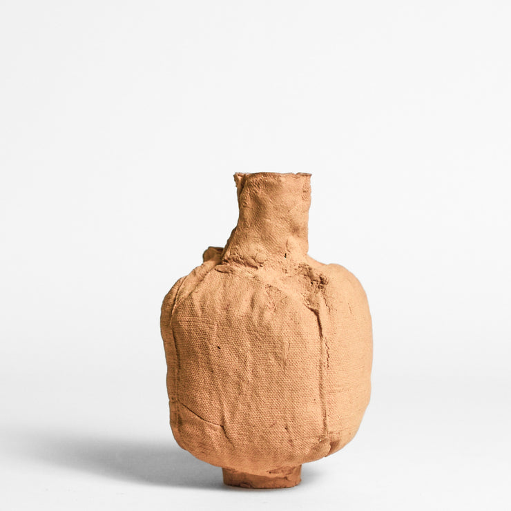 ANNA GLEESON is an Australian artist now based in New-York. Anna creates contemporary ceramic sculptures using traditional hand-building techniques which she manipulates in order to distort the expected aesthetic of a vessel, creating playful and intriguing sculptures. 