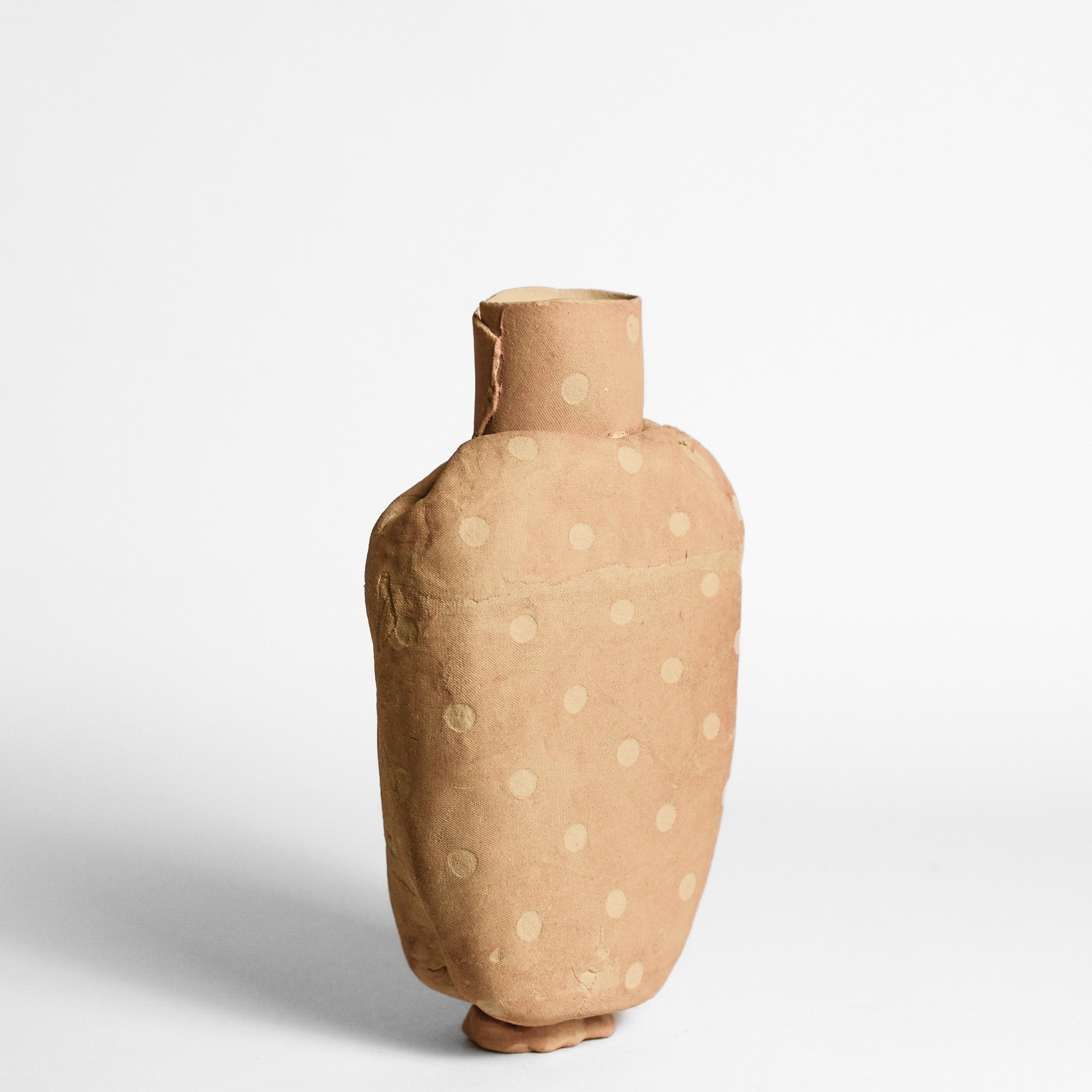 ANNA GLEESON is an Australian artist now based in New-York. Anna creates contemporary ceramic sculptures using traditional hand-building techniques which she manipulates in order to distort the expected aesthetic of a vessel, creating playful and intriguing sculptures. 