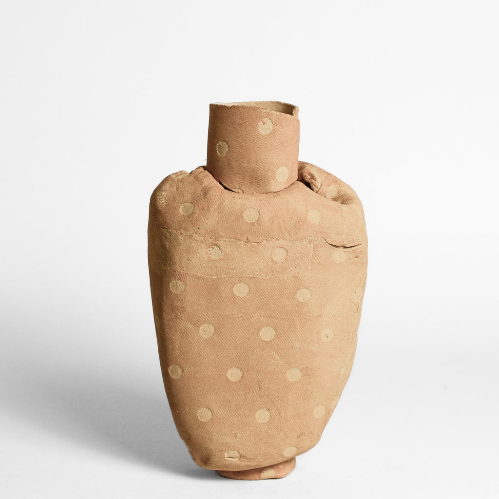 ANNA GLEESON is an Australian artist now based in New-York. Anna creates contemporary ceramic sculptures using traditional hand-building techniques which she manipulates in order to distort the expected aesthetic of a vessel, creating playful and intriguing sculptures. 