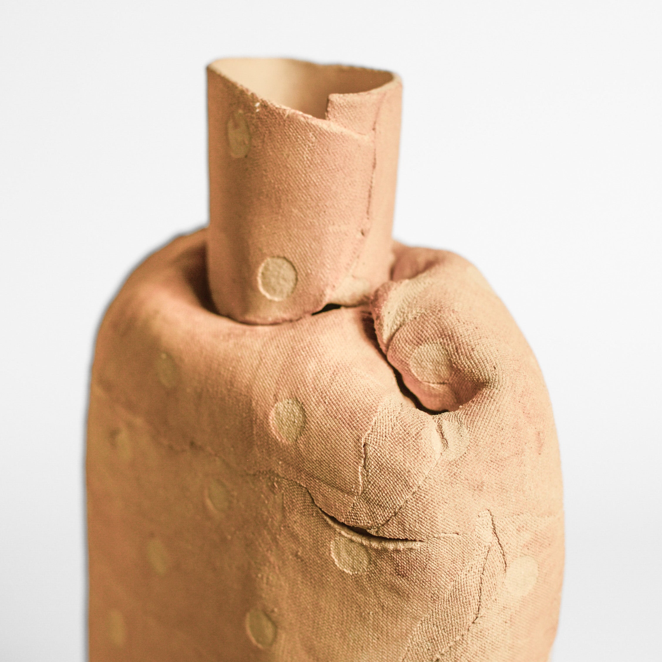 ANNA GLEESON is an Australian artist now based in New-York. Anna creates contemporary ceramic sculptures using traditional hand-building techniques which she manipulates in order to distort the expected aesthetic of a vessel, creating playful and intriguing sculptures. 