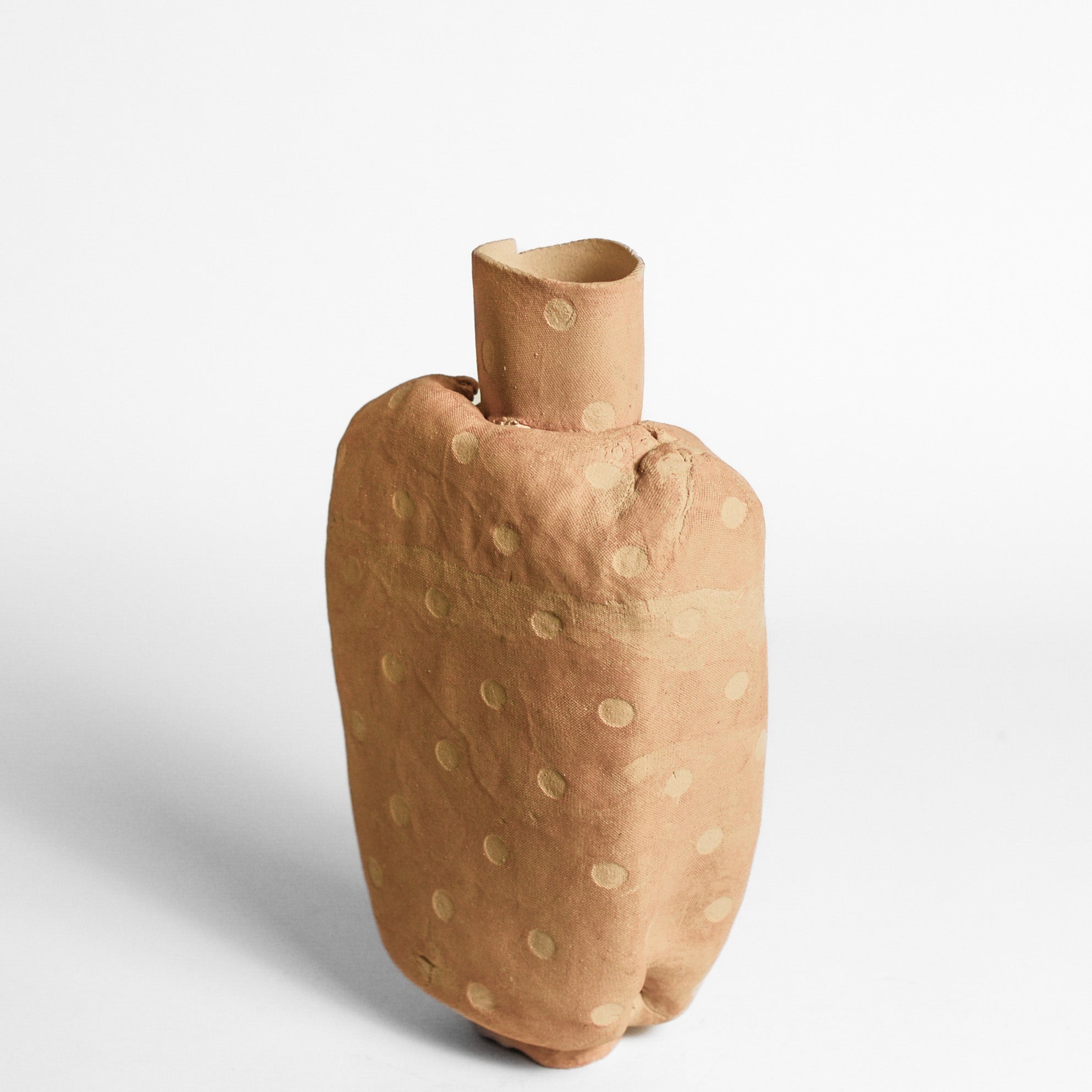 ANNA GLEESON is an Australian artist now based in New-York. Anna creates contemporary ceramic sculptures using traditional hand-building techniques which she manipulates in order to distort the expected aesthetic of a vessel, creating playful and intriguing sculptures. 