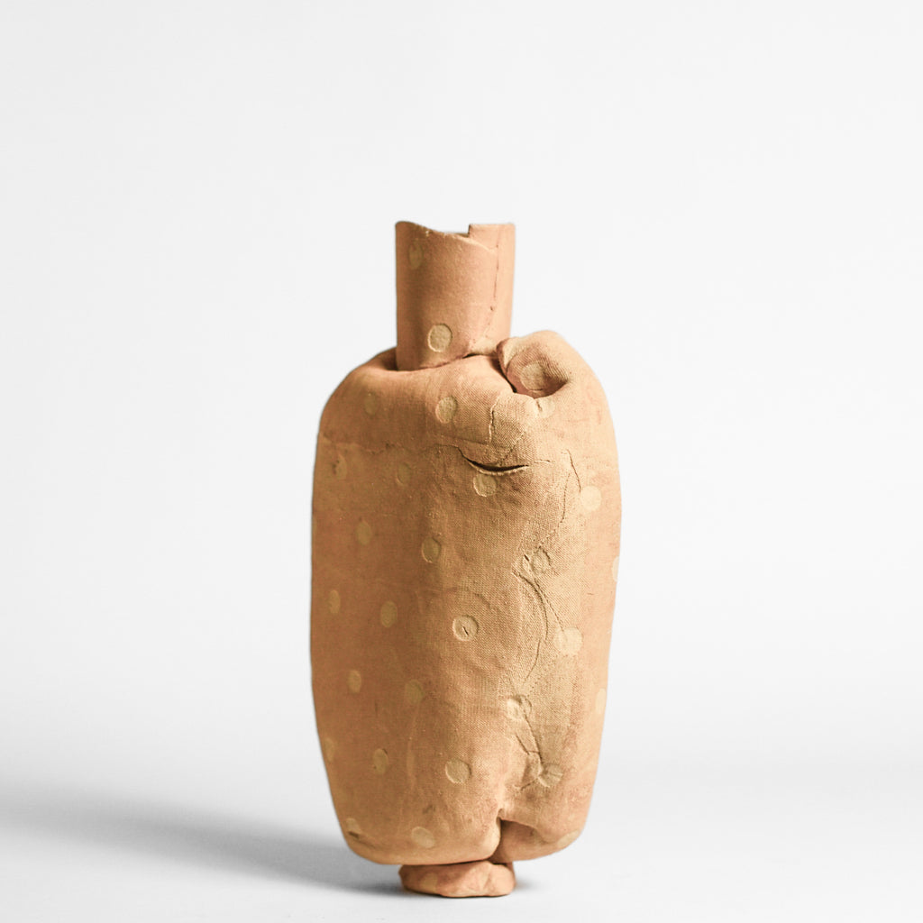 ANNA GLEESON is an Australian artist now based in New-York. Anna creates contemporary ceramic sculptures using traditional hand-building techniques which she manipulates in order to distort the expected aesthetic of a vessel, creating playful and intriguing sculptures. 