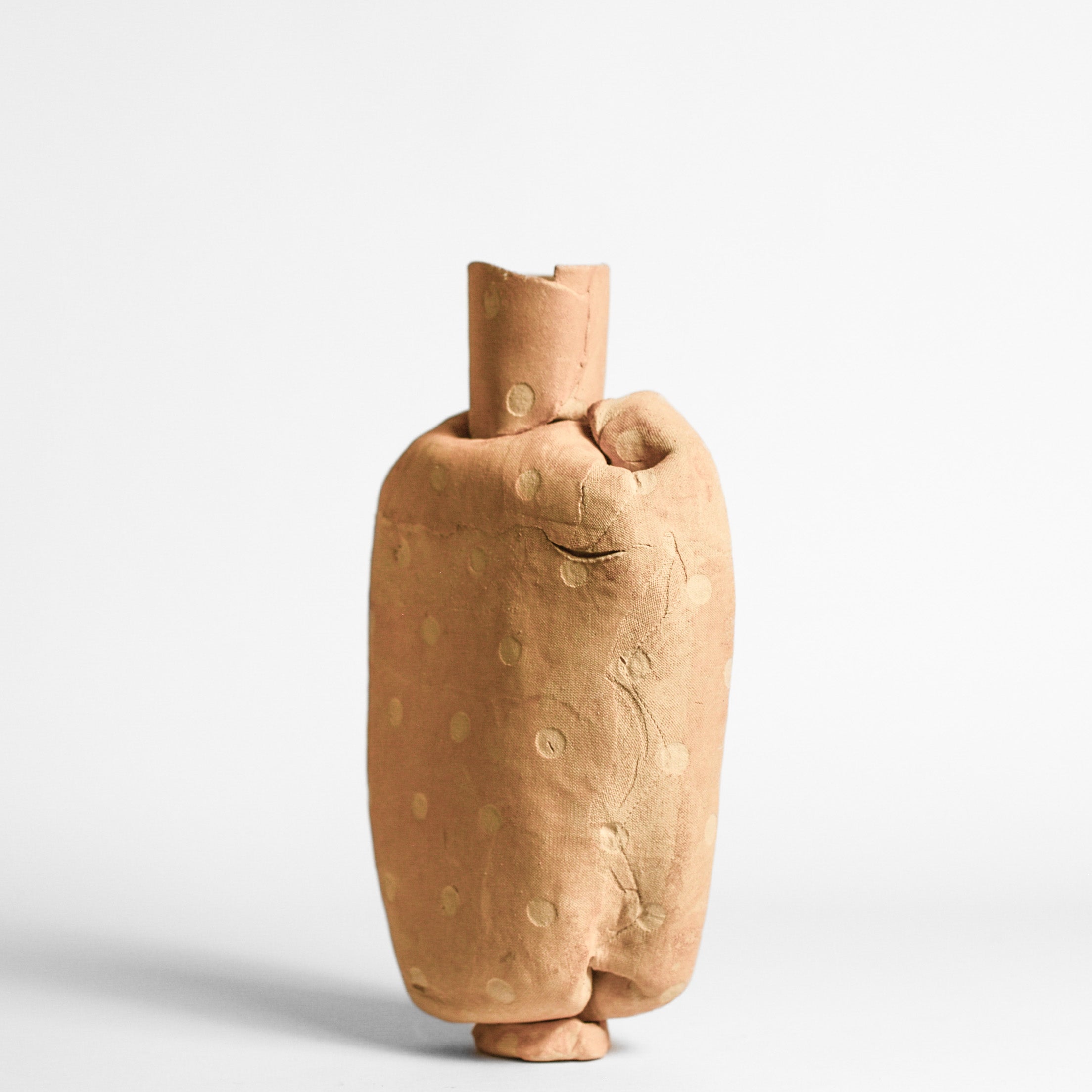 ANNA GLEESON is an Australian artist now based in New-York. Anna creates contemporary ceramic sculptures using traditional hand-building techniques which she manipulates in order to distort the expected aesthetic of a vessel, creating playful and intriguing sculptures. 