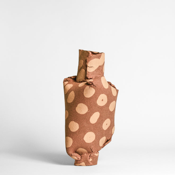 ANNA GLEESON is an Australian artist now based in New-York. Anna creates contemporary ceramic sculptures using traditional hand-building techniques which she manipulates in order to distort the expected aesthetic of a vessel, creating playful and intriguing sculptures. 