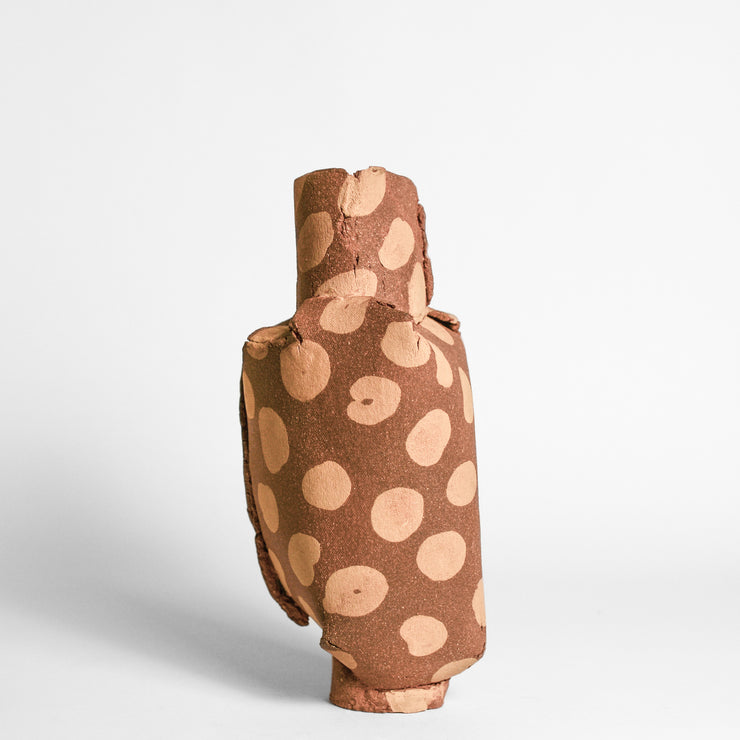ANNA GLEESON is an Australian artist now based in New-York. Anna creates contemporary ceramic sculptures using traditional hand-building techniques which she manipulates in order to distort the expected aesthetic of a vessel, creating playful and intriguing sculptures. 