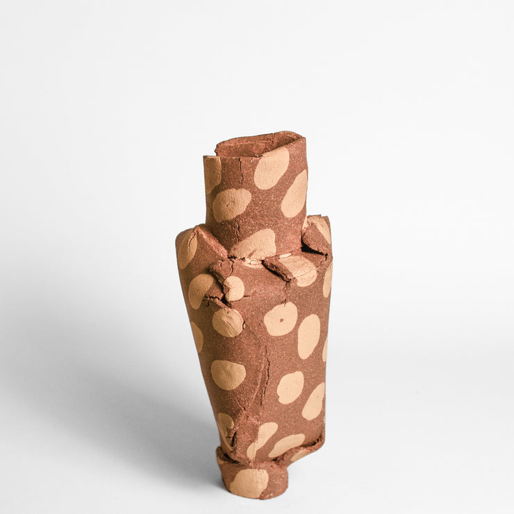 ANNA GLEESON is an Australian artist now based in New-York. Anna creates contemporary ceramic sculptures using traditional hand-building techniques which she manipulates in order to distort the expected aesthetic of a vessel, creating playful and intriguing sculptures. 