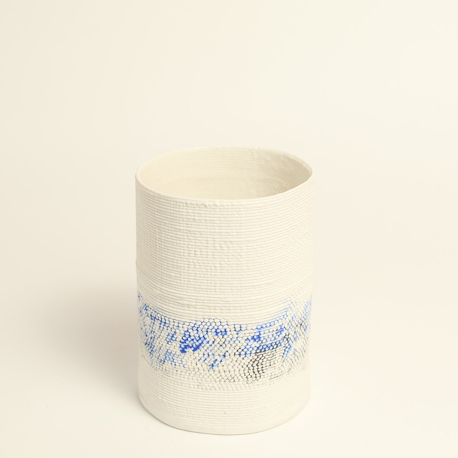 Porcelain sculpture made by Alterfact using 3D printing techniques in clay. Alterfact is an Australian duo composed of ceramicist Lucile Sciallano and designer Ben Landau based in Melbourne where they create contemporary ceramics using 3D printing techniques.