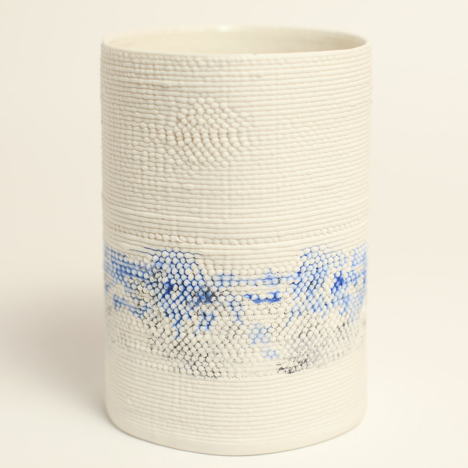 Porcelain sculpture made by Alterfact using 3D printing techniques in clay. Alterfact is an Australian duo composed of ceramicist Lucile Sciallano and designer Ben Landau based in Melbourne where they create contemporary ceramics using 3D printing techniques.