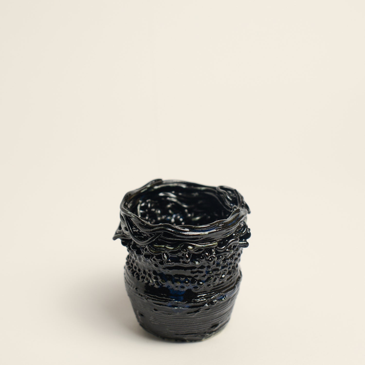 Porcelain sculpture made by Alterfact using 3D printing techniques in clay. Alterfact is an Australian duo composed of ceramicist Lucile Sciallano and designer Ben Landau based in Melbourne where they create contemporary ceramics using 3D printing techniques.