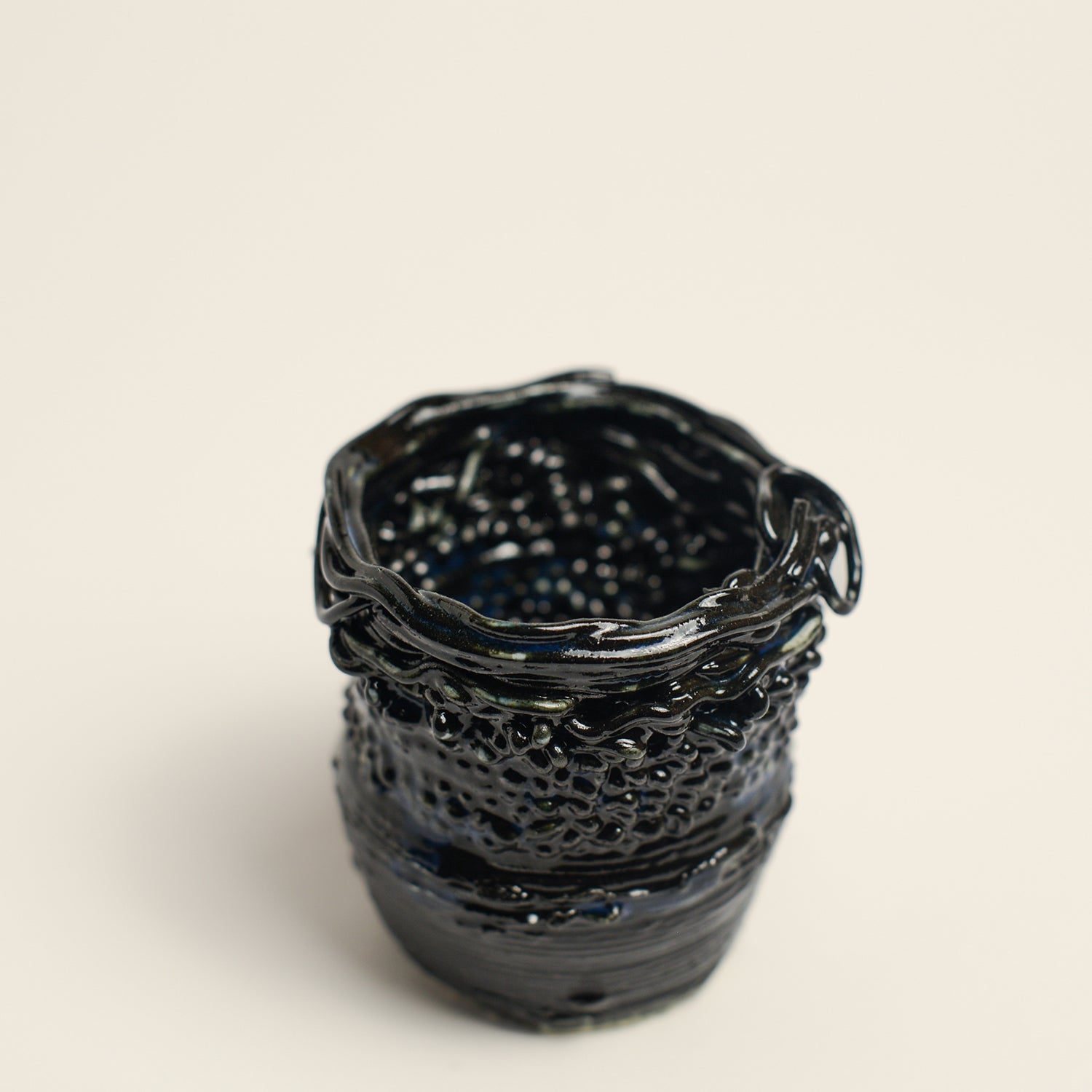 Porcelain sculpture made by Alterfact using 3D printing techniques in clay. Alterfact is an Australian duo composed of ceramicist Lucile Sciallano and designer Ben Landau based in Melbourne where they create contemporary ceramics using 3D printing techniques.