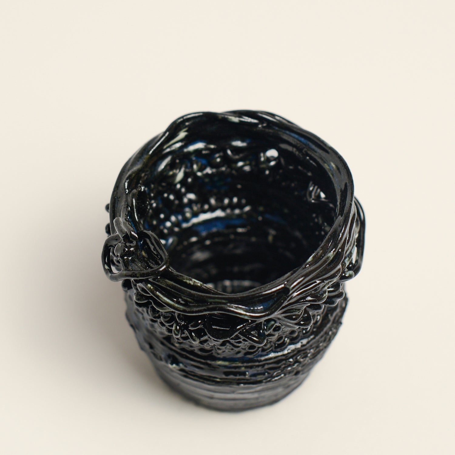 Porcelain sculpture made by Alterfact using 3D printing techniques in clay. Alterfact is an Australian duo composed of ceramicist Lucile Sciallano and designer Ben Landau based in Melbourne where they create contemporary ceramics using 3D printing techniques.