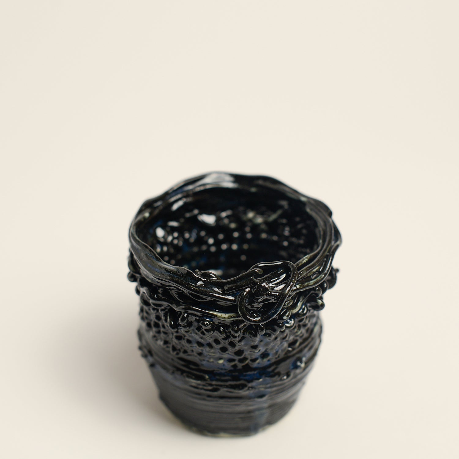 Porcelain sculpture made by Alterfact using 3D printing techniques in clay. Alterfact is an Australian duo composed of ceramicist Lucile Sciallano and designer Ben Landau based in Melbourne where they create contemporary ceramics using 3D printing techniques.