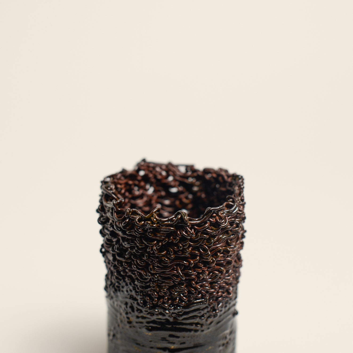 Porcelain sculpture made by Alterfact using 3D printing techniques in clay. Alterfact is an Australian duo composed of ceramicist Lucile Sciallano and designer Ben Landau based in Melbourne where they create contemporary ceramics using 3D printing techniques.