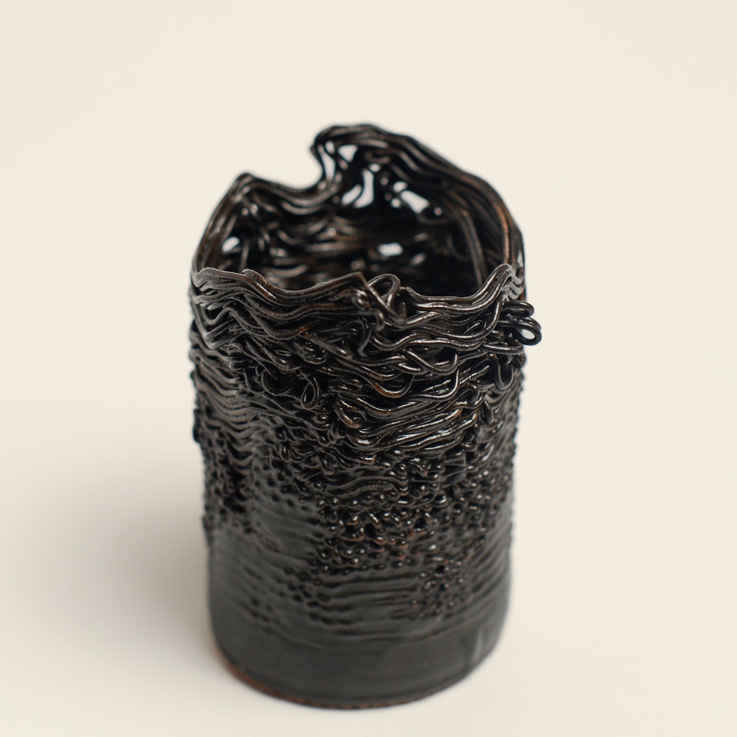 Porcelain sculpture made by Alterfact using 3D printing techniques in clay. Alterfact is an Australian duo composed of ceramicist Lucile Sciallano and designer Ben Landau based in Melbourne where they create contemporary ceramics using 3D printing techniques.