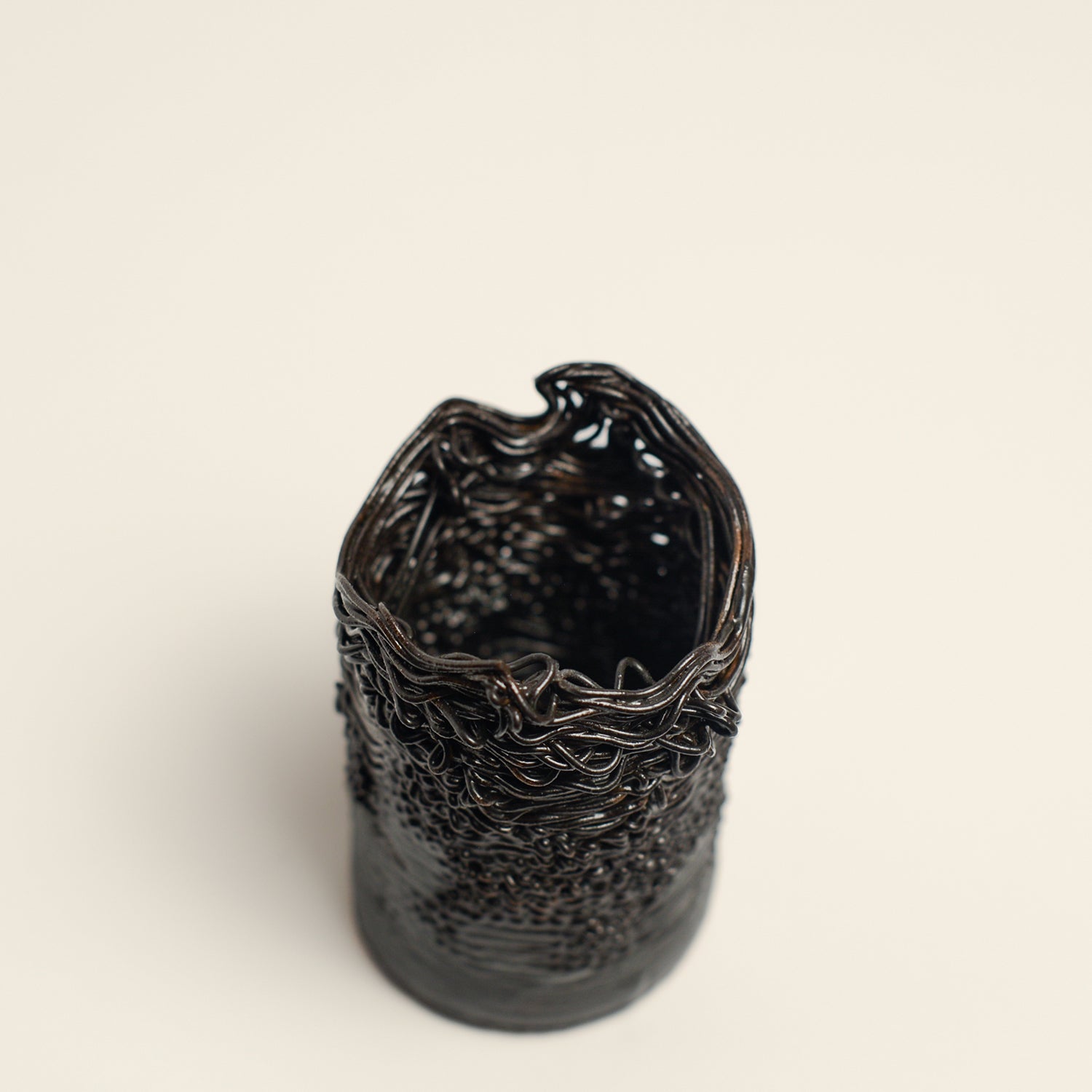 Porcelain sculpture made by Alterfact using 3D printing techniques in clay. Alterfact is an Australian duo composed of ceramicist Lucile Sciallano and designer Ben Landau based in Melbourne where they create contemporary ceramics using 3D printing techniques.