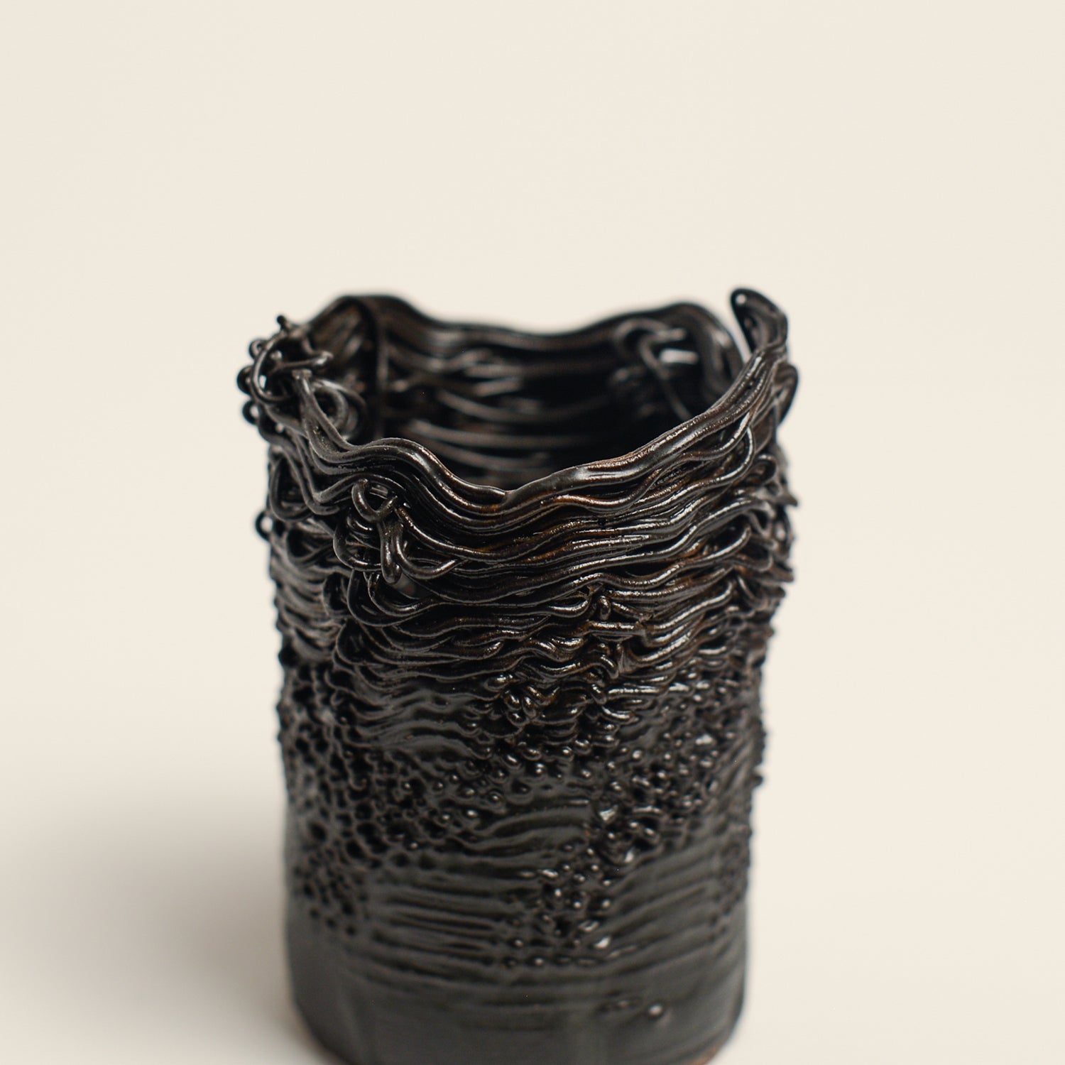 Porcelain sculpture made by Alterfact using 3D printing techniques in clay. Alterfact is an Australian duo composed of ceramicist Lucile Sciallano and designer Ben Landau based in Melbourne where they create contemporary ceramics using 3D printing techniques.