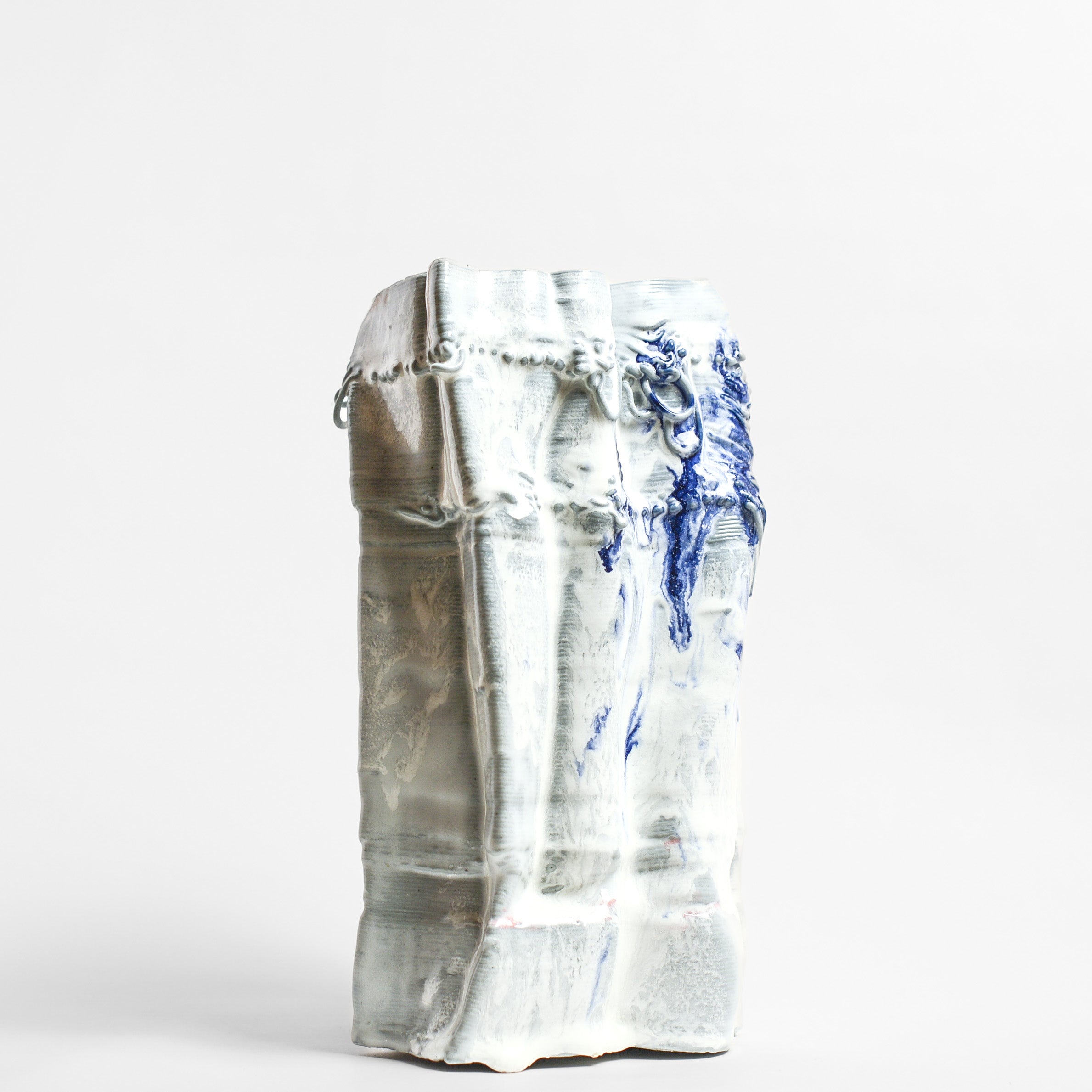 Porcelain sculpture made by Alterfact using 3D printing techniques in clay. Alterfact is an Australian duo composed of ceramicist Lucile Sciallano and designer Ben Landau based in Melbourne where they create contemporary ceramics using 3D printing techniques.