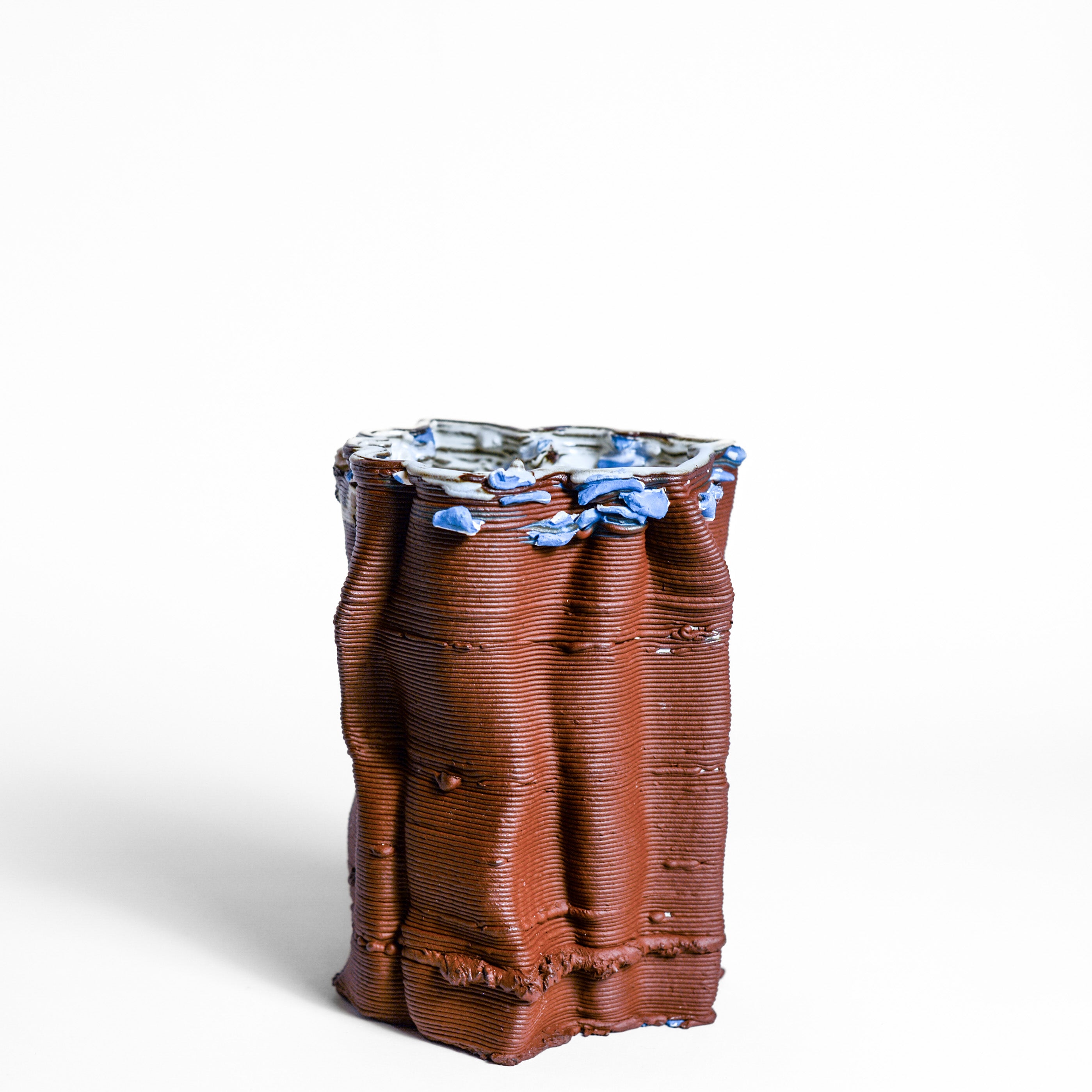 Porcelain sculpture made by Alterfact using 3D printing techniques in clay. Alterfact is an Australian duo composed of ceramicist Lucile Sciallano and designer Ben Landau based in Melbourne where they create contemporary ceramics using 3D printing techniques.