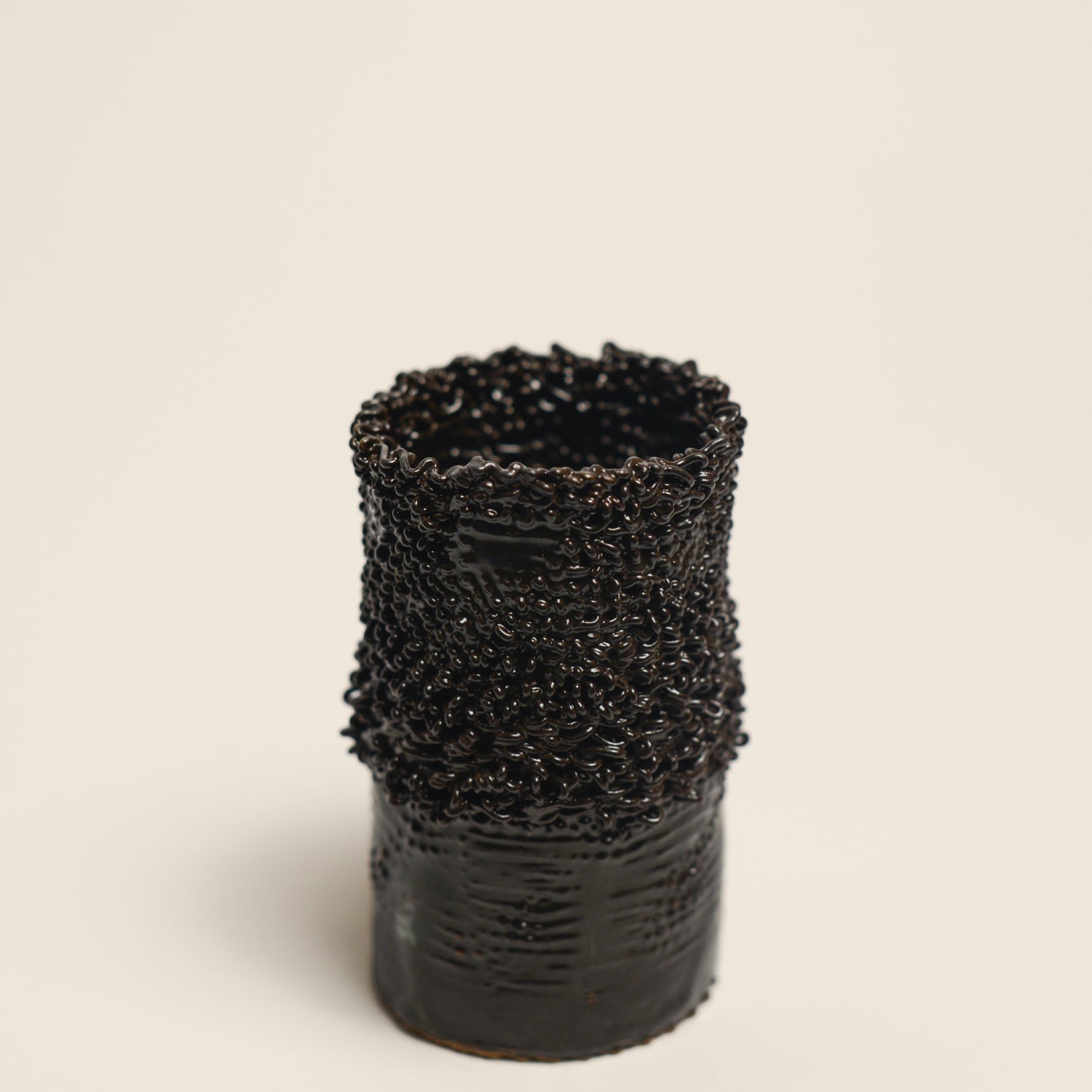 Porcelain sculpture made by Alterfact using 3D printing techniques in clay. Alterfact is an Australian duo composed of ceramicist Lucile Sciallano and designer Ben Landau based in Melbourne where they create contemporary ceramics using 3D printing techniques.