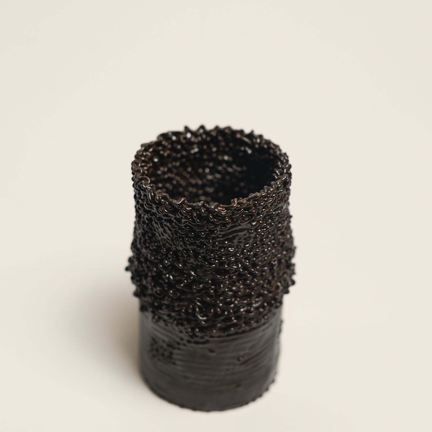 Porcelain sculpture made by Alterfact using 3D printing techniques in clay. Alterfact is an Australian duo composed of ceramicist Lucile Sciallano and designer Ben Landau based in Melbourne where they create contemporary ceramics using 3D printing techniques.