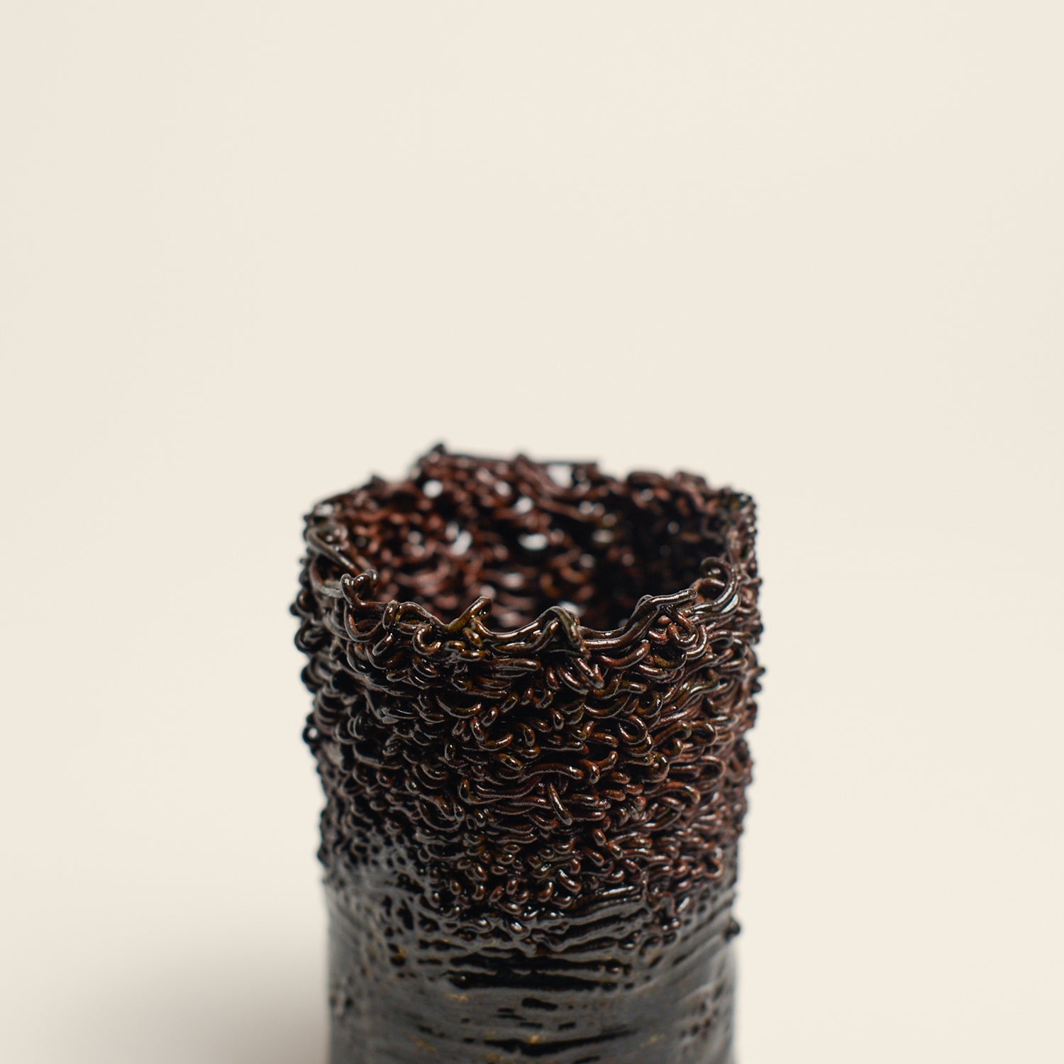 Porcelain sculpture made by Alterfact using 3D printing techniques in clay. Alterfact is an Australian duo composed of ceramicist Lucile Sciallano and designer Ben Landau based in Melbourne where they create contemporary ceramics using 3D printing techniques.