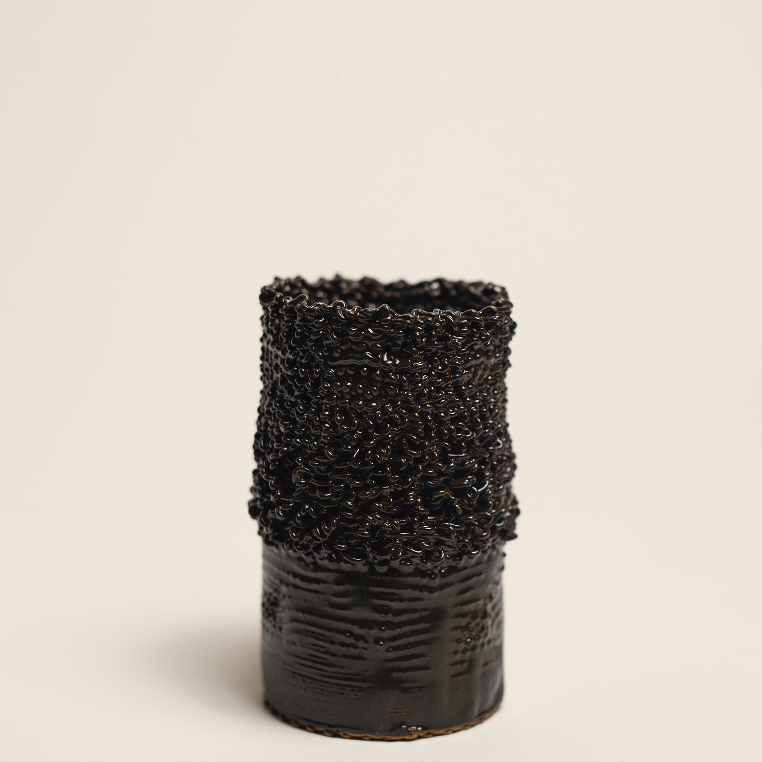 Porcelain sculpture made by Alterfact using 3D printing techniques in clay. Alterfact is an Australian duo composed of ceramicist Lucile Sciallano and designer Ben Landau based in Melbourne where they create contemporary ceramics using 3D printing techniques.