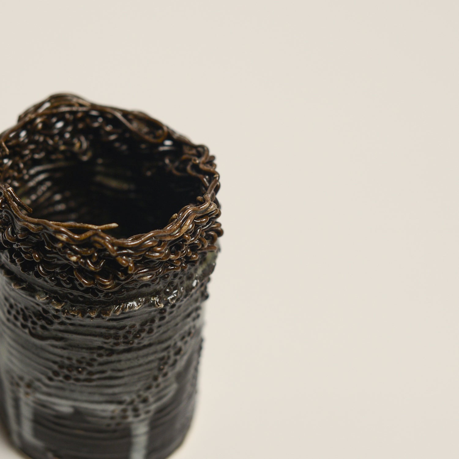 Porcelain sculpture made by Alterfact using 3D printing techniques in clay. Alterfact is an Australian duo composed of ceramicist Lucile Sciallano and designer Ben Landau based in Melbourne where they create contemporary ceramics using 3D printing techniques.