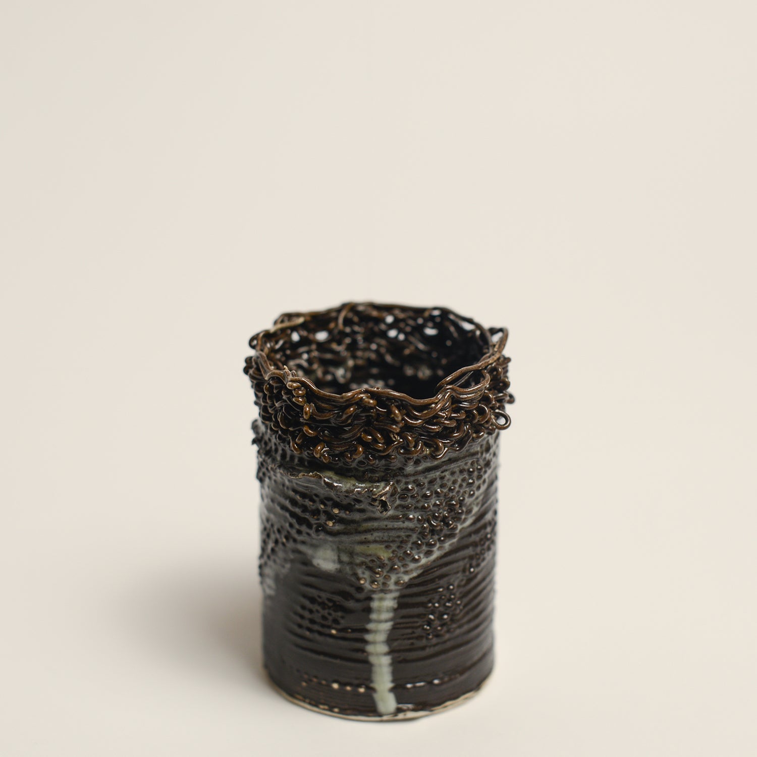 Porcelain sculpture made by Alterfact using 3D printing techniques in clay. Alterfact is an Australian duo composed of ceramicist Lucile Sciallano and designer Ben Landau based in Melbourne where they create contemporary ceramics using 3D printing techniques.