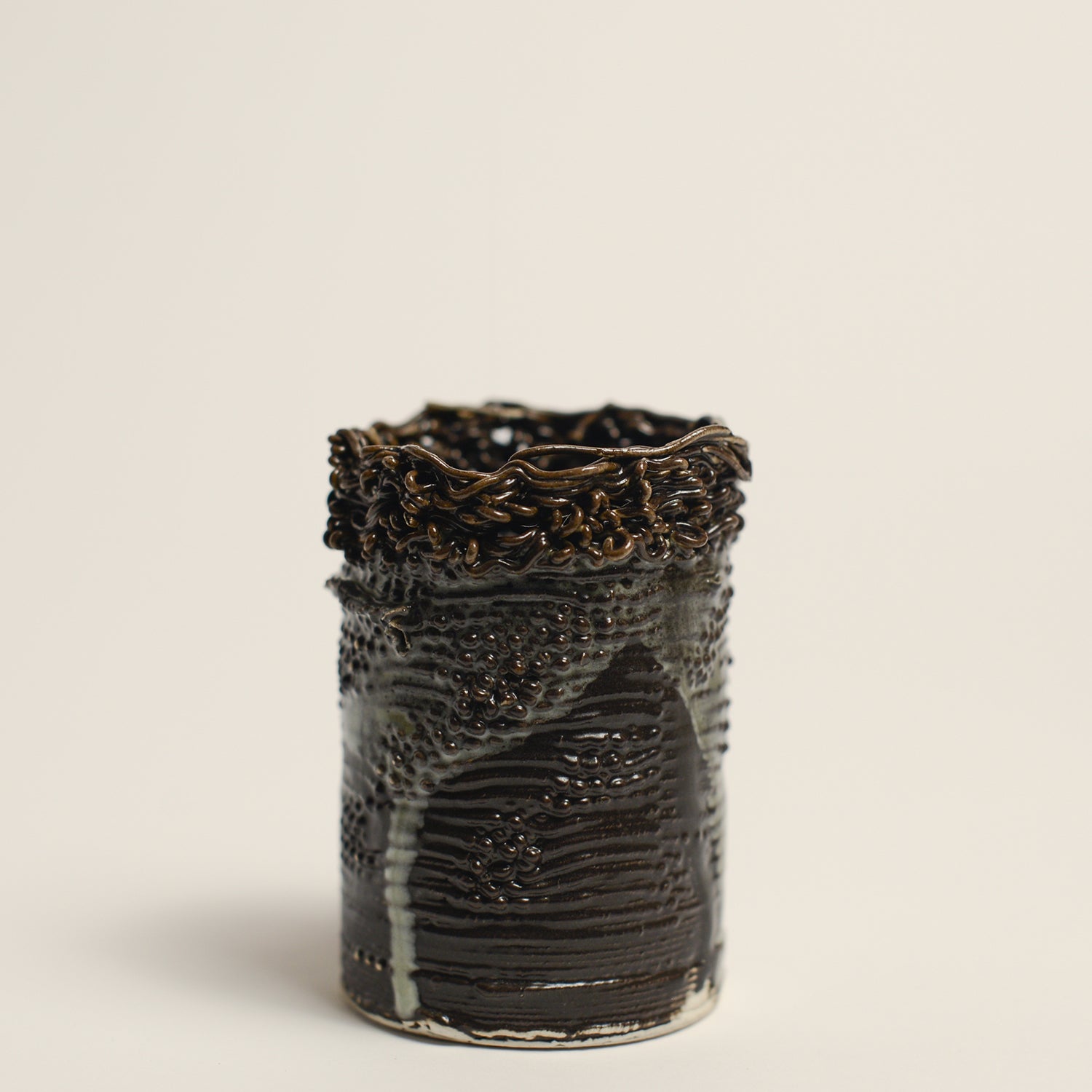 Porcelain sculpture made by Alterfact using 3D printing techniques in clay. Alterfact is an Australian duo composed of ceramicist Lucile Sciallano and designer Ben Landau based in Melbourne where they create contemporary ceramics using 3D printing techniques.