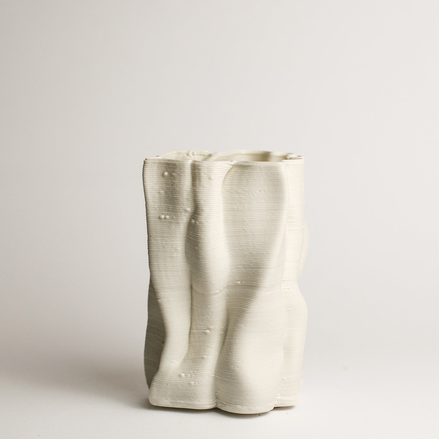 ALTERFACT is an experimental design studio created by Lucile Sciallano and Ben Landau in 2014. Alterfact’s practice is currently focused on the use of 3D printing in clay as a small batch manufacturing process. They push the boundaries of this traditionally plastic-based medium, and play with its connotations of utilitarianism and gimmickry, as it moves into a feasible reality