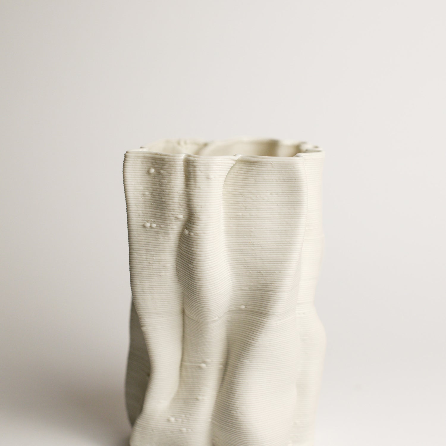 ALTERFACT is an experimental design studio created by Lucile Sciallano and Ben Landau in 2014. Alterfact’s practice is currently focused on the use of 3D printing in clay as a small batch manufacturing process. They push the boundaries of this traditionally plastic-based medium, and play with its connotations of utilitarianism and gimmickry, as it moves into a feasible reality