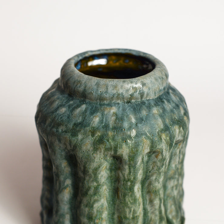 DAWN VACHON studied visual arts at Emily Carr University of Art and Design in Vancouver, receiving her BFA in 2008. Since relocating to Melbourne, she has made a lot of ceramic pots and has exhibited a handful of ceramic things that aren&