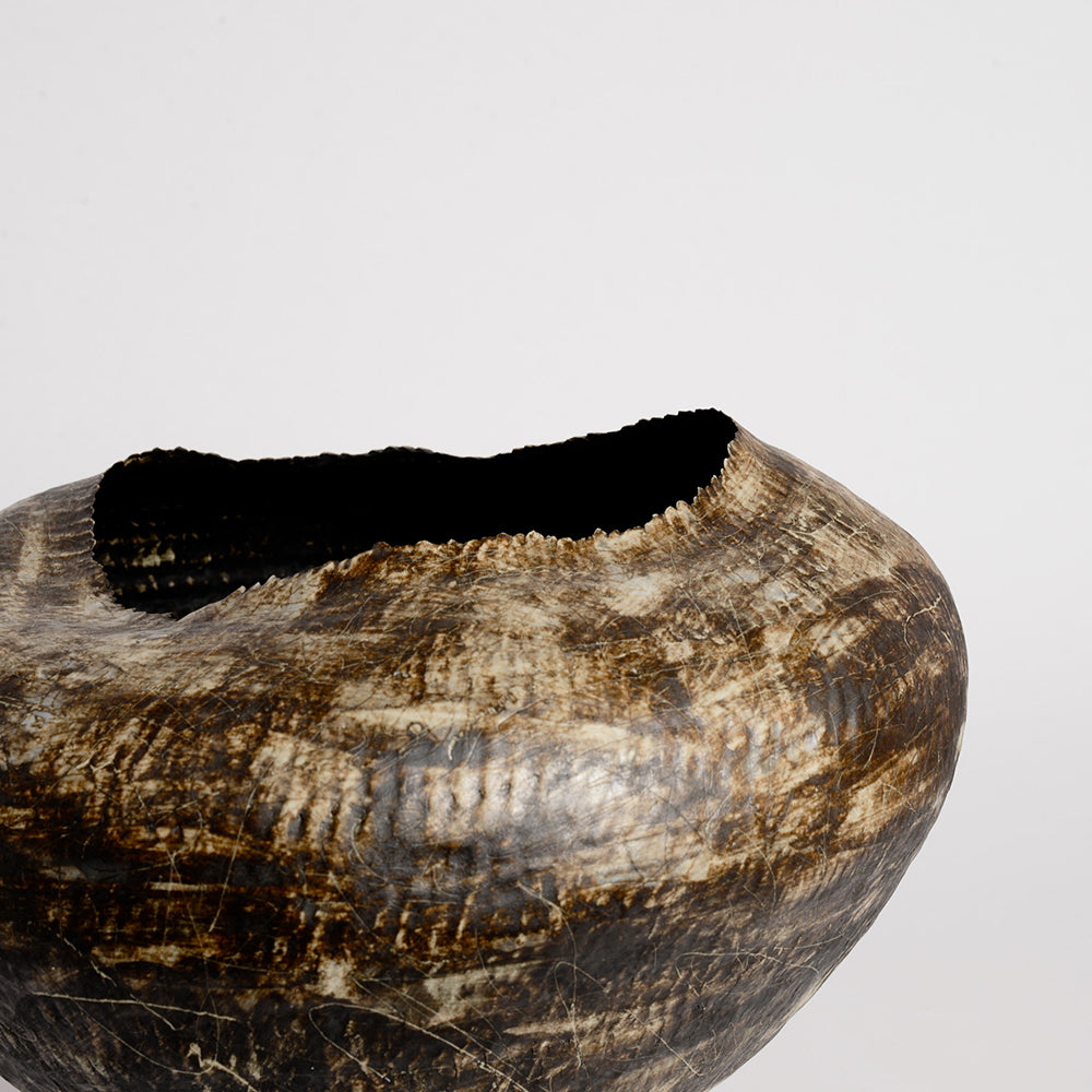 gốm maker is the ceramic practice of Thannie Phan, a Vietnamese artist and potter now based in Naarm. 
Thannie's practice is a physical interpretation of the stories she writes about where she is, where she was, and the people surrounding her. The works are hand-built by pinching coils, glazed by brushing or stamping.