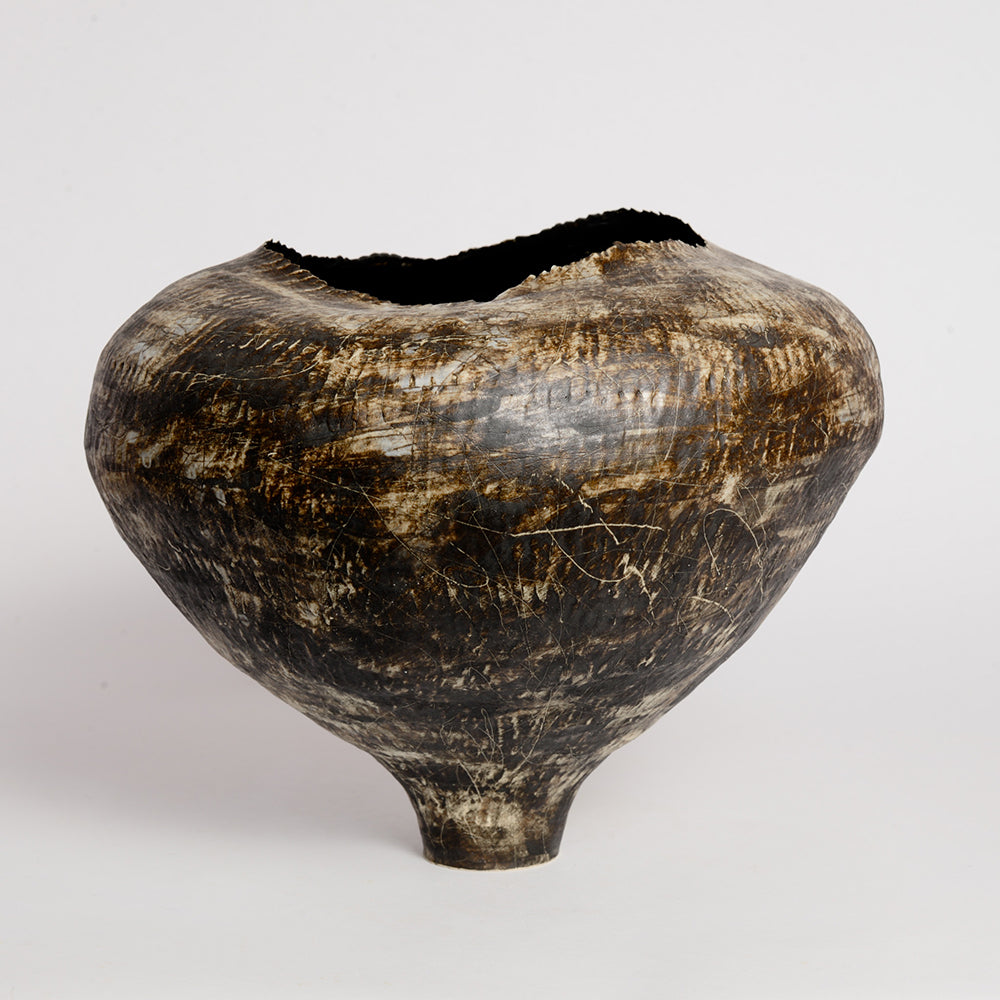 gốm maker is the ceramic practice of Thannie Phan, a Vietnamese artist and potter now based in Naarm. 
Thannie's practice is a physical interpretation of the stories she writes about where she is, where she was, and the people surrounding her. The works are hand-built by pinching coils, glazed by brushing or stamping.