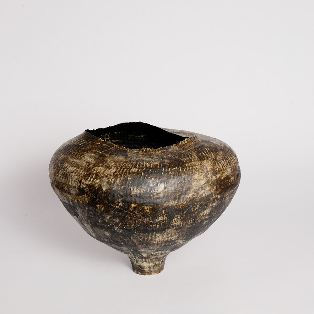 gốm maker is the ceramic practice of Thannie Phan, a Vietnamese artist and potter now based in Naarm. 
Thannie's practice is a physical interpretation of the stories she writes about where she is, where she was, and the people surrounding her. The works are hand-built by pinching coils, glazed by brushing or stamping.