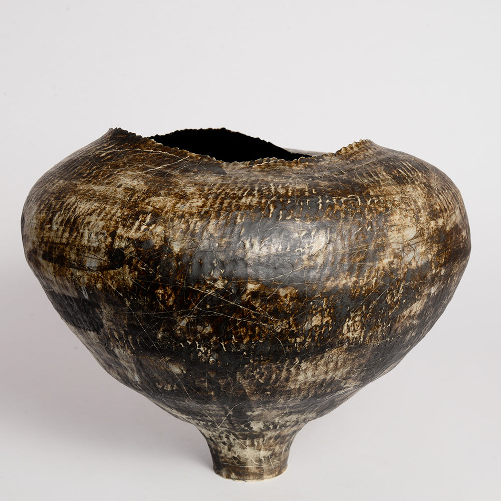 gốm maker is the ceramic practice of Thannie Phan, a Vietnamese artist and potter now based in Naarm. 
Thannie's practice is a physical interpretation of the stories she writes about where she is, where she was, and the people surrounding her. The works are hand-built by pinching coils, glazed by brushing or stamping.