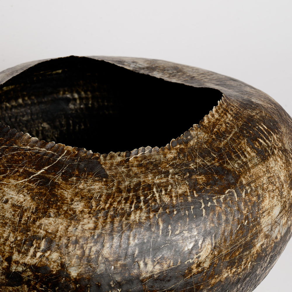 gốm maker is the ceramic practice of Thannie Phan, a Vietnamese artist and potter now based in Naarm. 
Thannie's practice is a physical interpretation of the stories she writes about where she is, where she was, and the people surrounding her. The works are hand-built by pinching coils, glazed by brushing or stamping.